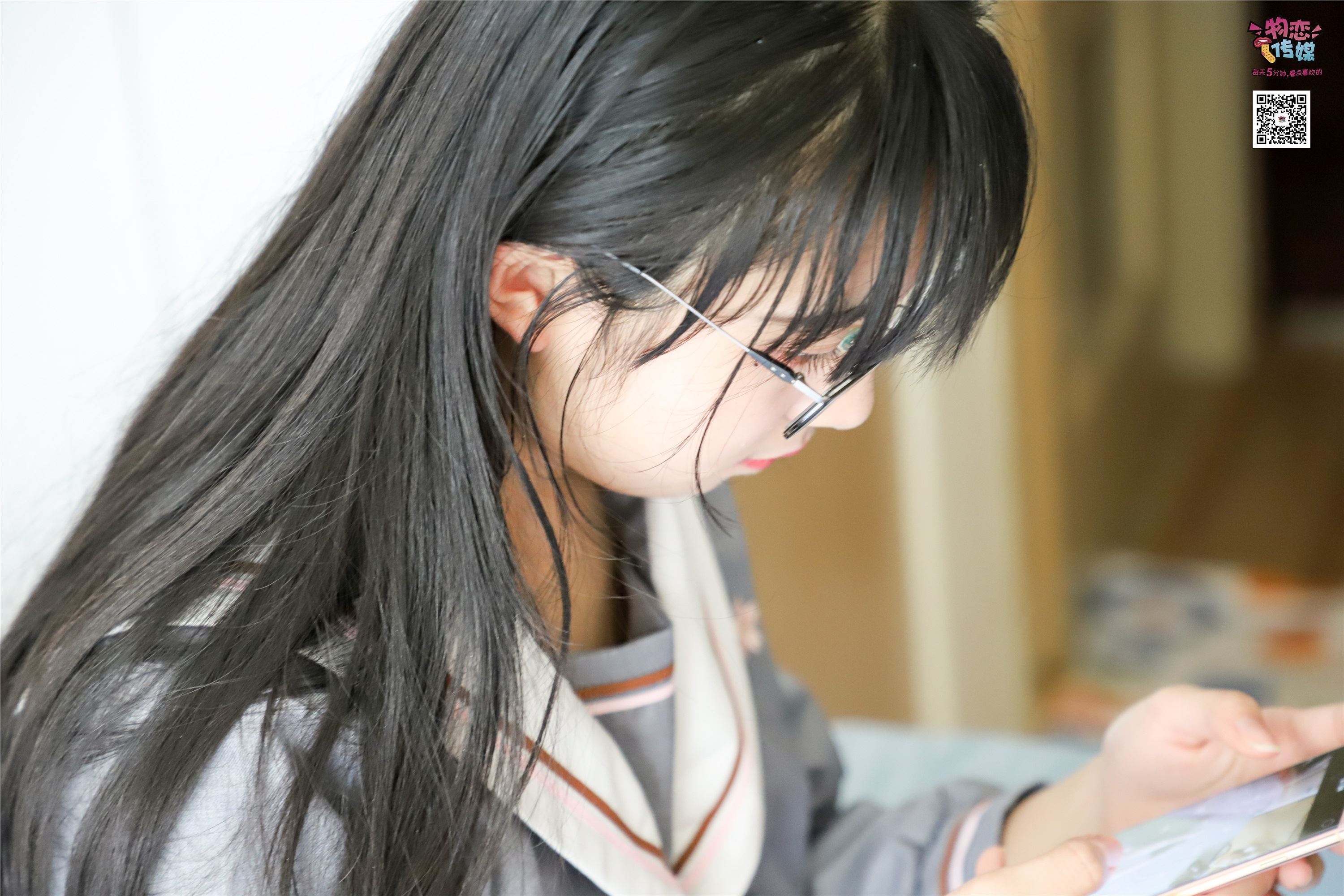 物恋传媒 No.005 JK制服高中小姐姐，棉袜加丝袜